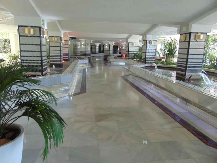 Lux. Frontbeach-Terrace. 5 Pools.Tv. 2 A.C.Netflix Benalmádena Buitenkant foto